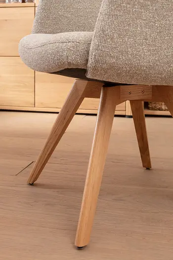 Vierfußgestell aus Wildeiche von Esszimmerstuhl mit beigem Stoff.