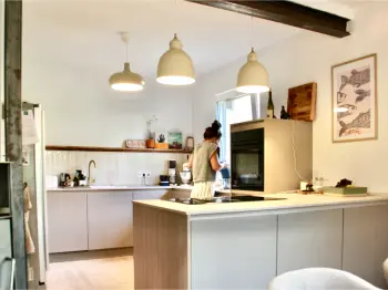 Gesamtansicht einer grifflosen Familienküche