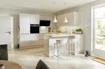 Moderne weiße Küche