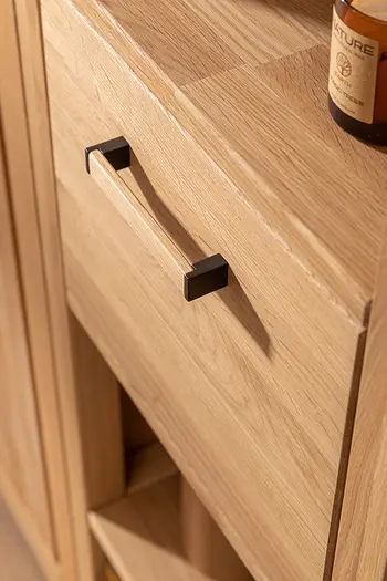 Wohnwand aus massiver Eiche mit Griff aus Holz und schwarzem Metall.