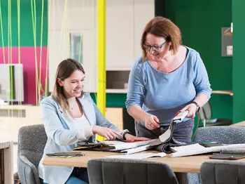 Einrichtungsberaterin im Gespräch