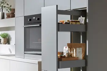 Apothekerschrank mit dunkler Oberfläche und Lebensmitteln