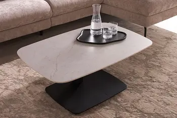 Höhenverstellbarer Couchtisch mit Keramikplatte in Marmoroptik und schwarzem Fuß.