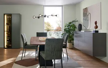 Heller Raum mit modernem grauen hängendem Lack Sideboard, grauem Lack Vitrine mit beleuchteten Glaseinsatz.