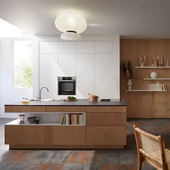 Holzfronten und helle Fronten in Kombination