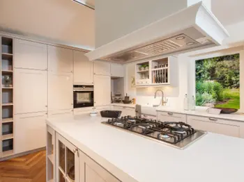 Landhausküche mit Speisekammer