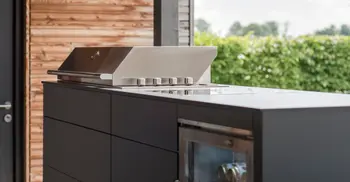 Antrhazitfarbene Outdoorkueche auf Terasse. 