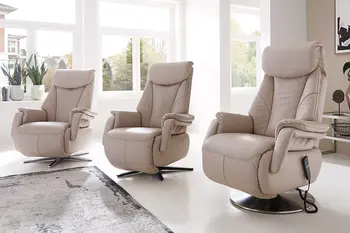 Drei beige Relaxsessel mit Sternfuß in silber, schwarz und Drehteller nebeneinander.