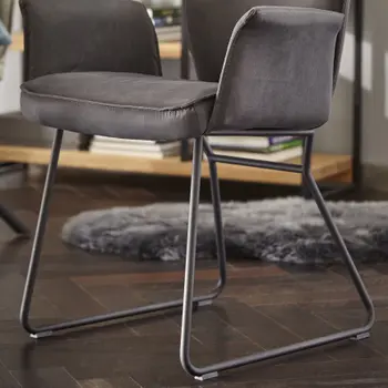 Grauer Schalenstuhl mit Armlehne mit schwarzem Metallgestell.