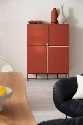 Rotes Lack Highboard mit modernen versetzten Türen.
