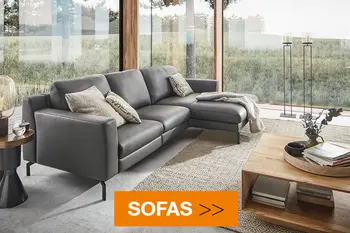 Natura Ledersofa in modernem Wohnzimmer mit Panoramafenster.