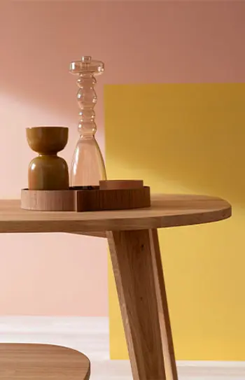 Massivholz Esstisch Signe von RAUM.FREUNDE mit runder Tischplatte.