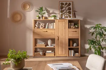 Highboard aus massiver Eiche dekoriert mit Vasen, Büchern und Bilder.