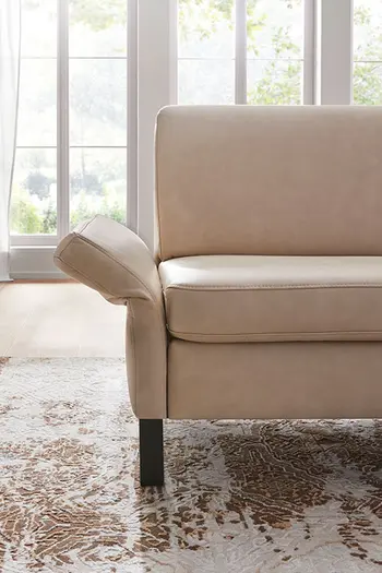 Armlehne von Ledersofa Global Wohnen Arima in der Farbe Champagner.