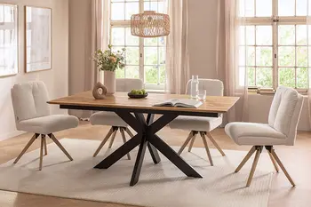 Natürliches Esszimmer in Beige gehalten mit großem Esstisch und vier Esszimmerstühlen.