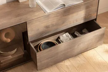 Teil eines Lowboards aus Buche massiv, bei dem die untere Schublade geöffnet ist .