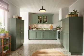 Klassisch anmutende Küche in edlem grünen Mattlack