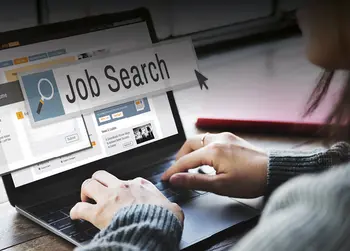 Frau auf Jobsuche am Laptop