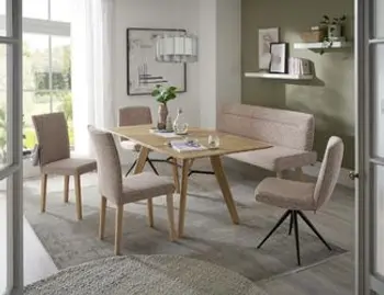 Sie sehen eine Esszimmer mit Bank mit Stühlen, Holzfüßen und auch mit drehbarem Untergestell in einem hellen Stoff