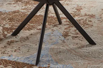 Detailbild eines schwarzen Stativgestells aus Metall von Esszimmerstuhl