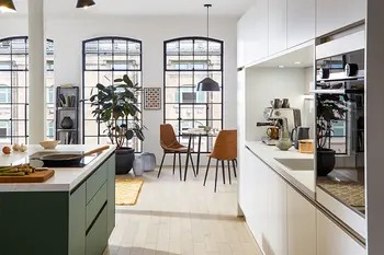 Moderne lichtdurchflutete Küche