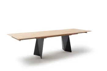 Ausgezogener großer moderner Massivholzesstisch mit schwarzem Metallfußgestell.