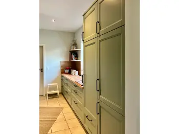 Salbeigrüne Küchenfront