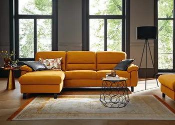 Schöne Stehleuchten sorgen für angenehmes Licht und tolle Beleuchtung im Wohnzimmer.