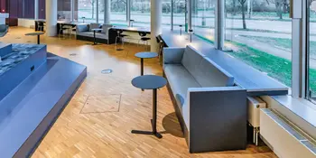 Kombination aus Sitzplätzen und Sofas an der Fassadenseite der Unibibliothek Magdeburg