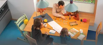 Home Story Zuhause Familie am Esstisch