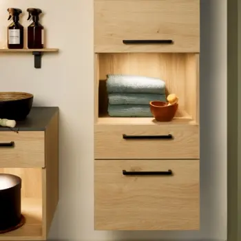 An der Wand hängender Badezimmerschrank aus Holz mit schwarzen Griffen. Integrierte Hintergrundbeleuchtung im Fach ohne Front 