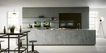 Inselkueche im Betonlook mit Kraeutertoepfen, Einbaugeraeten.