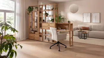 Drehbarer Esszimmerstuhl, der rollbar ist vor einem Sekretär.