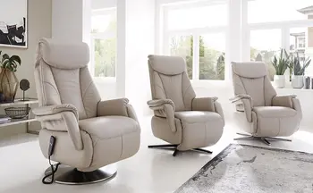 Drei elegante beige Relaxsessel in modernem Design, perfekt für Komfort und Stil in lichtdurchfluteter Umgebung.