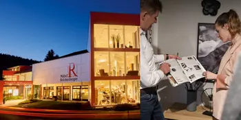 : Möbelhaus in Ainring beleuchtet vor Abendhimmel, Verkaufsgespräch zwischen Einrichtungsberater und Kundin bei Möbel Reichenberger, Frau in einer Küche im Möbelhaus Ainring