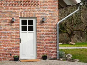 Seiteneingangstür mit Sprossenfenster