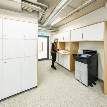 Büroservicestation mit Schließfächern