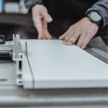 Montageschreiner an Kreissaege