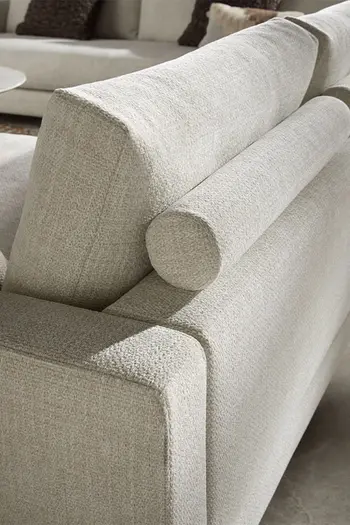 Rückansicht des beigen Design Ecksofas Contur Cuneo mit großem Rückenkissen.