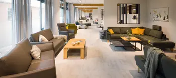 Polstermöbel in der Möbelausstellung, Polstrmöbel grün