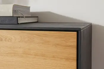 Detailbild von Sideboard mit zwei verschiedenen Hölzern an Schublade und Rahmen.