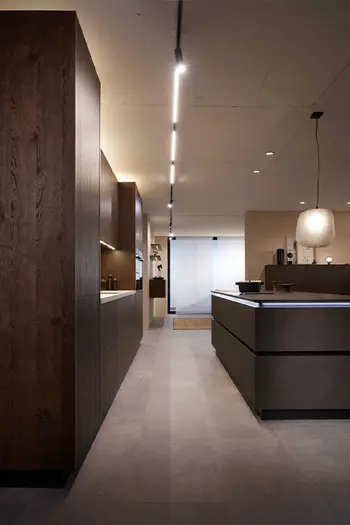 Dunkle Holzküche mit Kücheninsel.