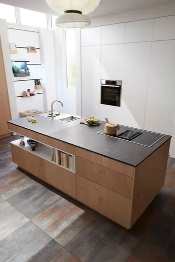 Contur Küche mit Holz und weißen Elemten.