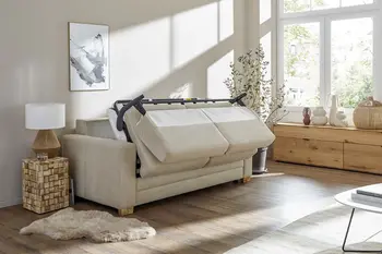 Beiges Schlafsofa, bei dem die Matratze zusammengeklappt ist und ausgezogen wird.