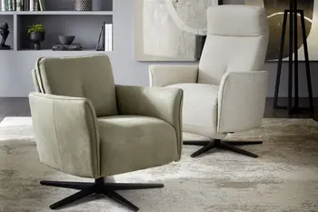 Grüner Relaxsessel mit schwarzem Fußgestell neben einem weißen Relaxsessel mit schwarzem Gestell mit hoher Rückenlehne.