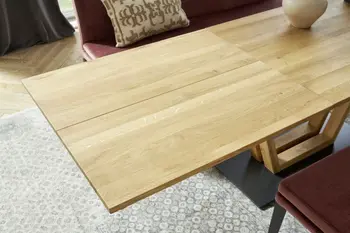 Heller Massivholz Esstisch mit Verlängerung.