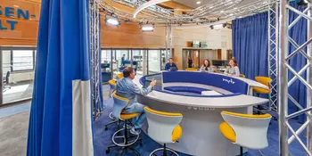 Rundes Sitzmöbel für Moderation und Talkshow mit Polsterung