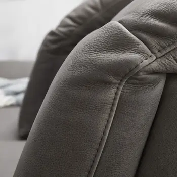 Graues feines, hochwertiges Leder von einem Sofa aus der Nähe.