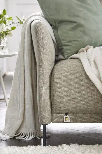 Hellgrünes Sofa mit gerader Armlehne und silbernem Fuß.