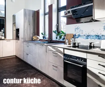 Helle Contur Winkelkueche mit Einbauofen und Dunstabzugshaube im Kuechenhaus Gruber.